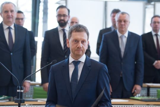 Michael Kretschmer leistet den Amtseid.