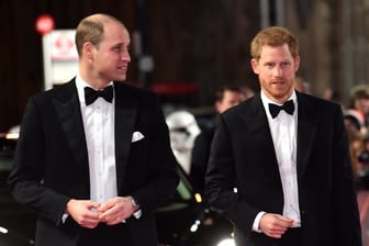 Royale Filmfans: Die britischen Prinzen William (l) und Harry vor der Royal Albert Hall in London.