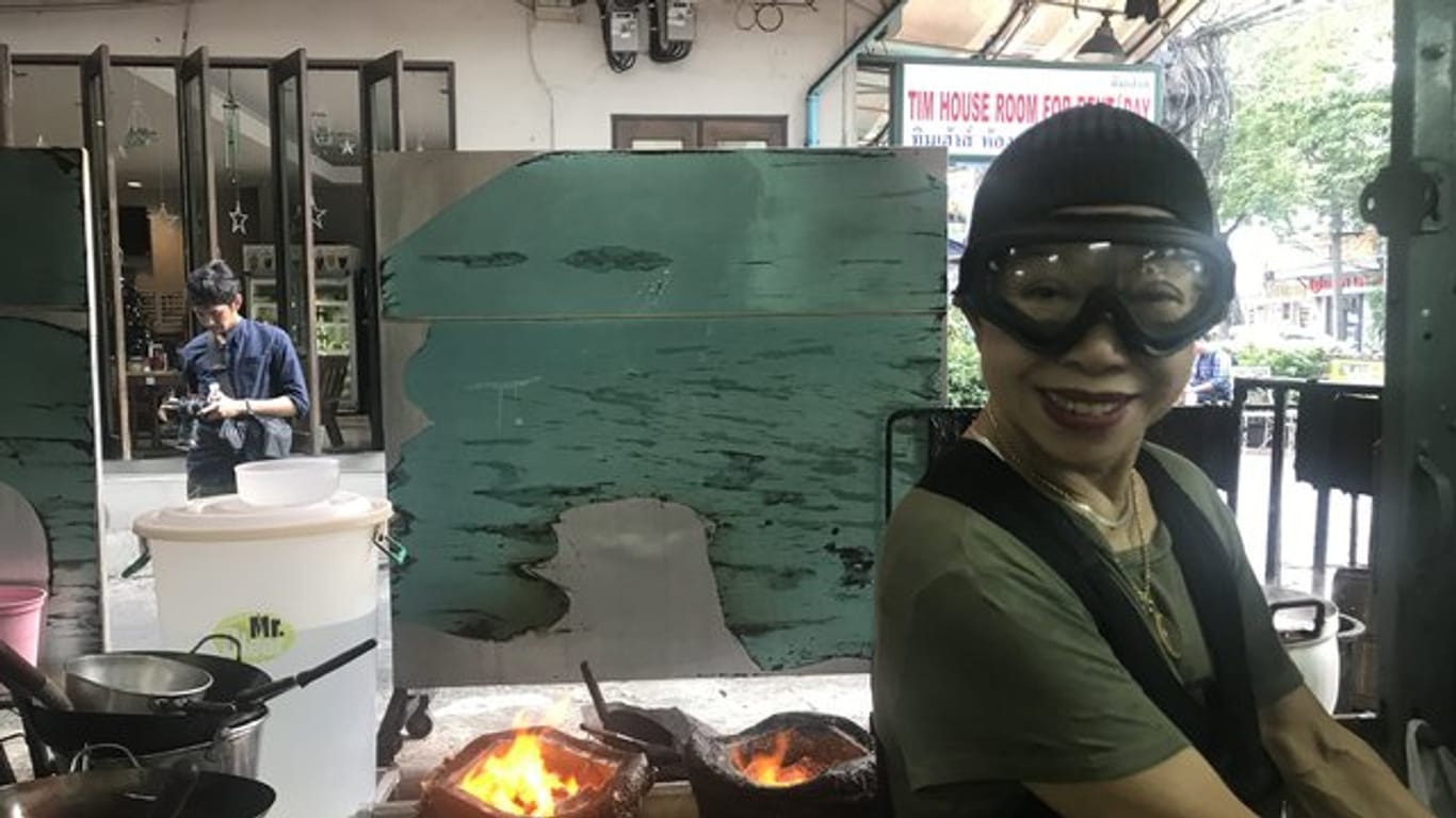 Die 72-jährige Köchin Jay Fai in ihrem Restaurant in Thailands Hauptstadt Bangkok.