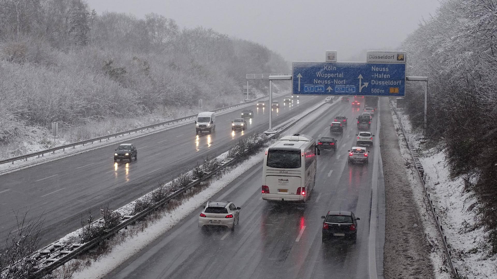 Um für möglichen Schnee und Eis gerüstet zu sein, haben Autoclubs Fahrern den Rat ausgesprochen auf Winterreifen umzusteigen.