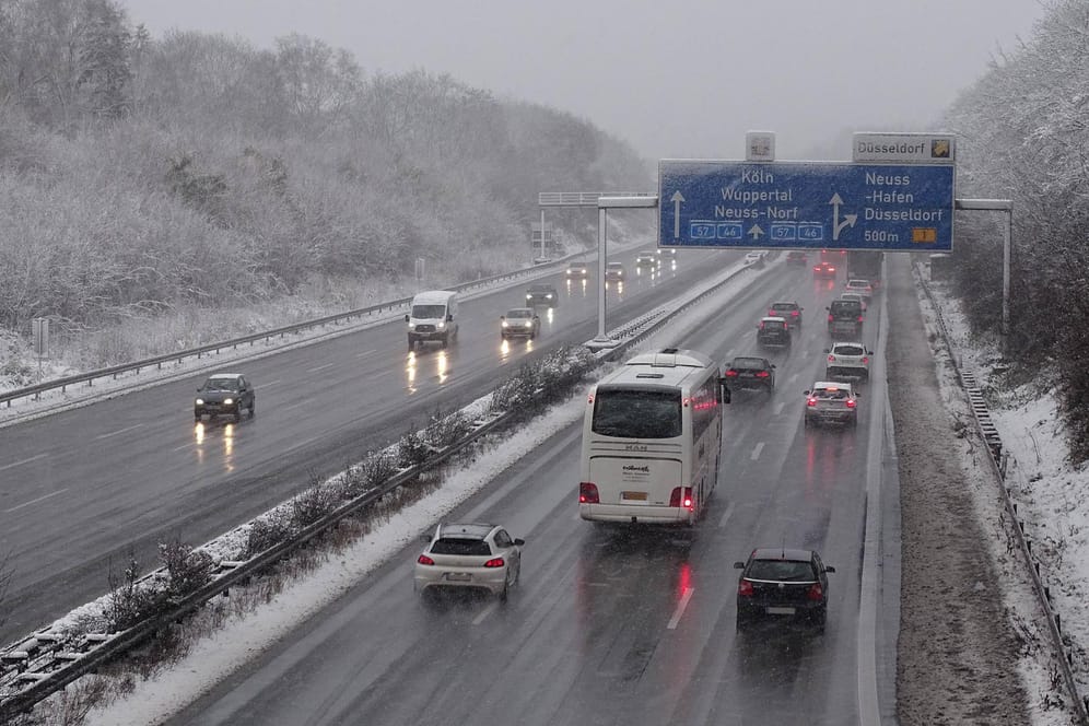 Um für möglichen Schnee und Eis gerüstet zu sein, haben Autoclubs Fahrern den Rat ausgesprochen auf Winterreifen umzusteigen.