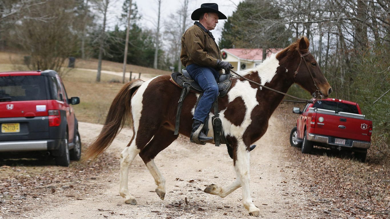 Roy Moore reitet in Gallant (USA) auf einem Pferd zur Stimmabgabe: Der republikanische US-Senatskandidat unterlag bei der Wahl in Alabama gegen seinen demokratischen Konkurrenten.