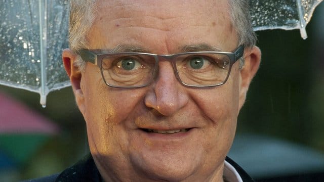 Jim Broadbent steht mit Robert Downey Jr.