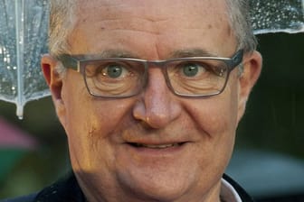 Jim Broadbent steht mit Robert Downey Jr.