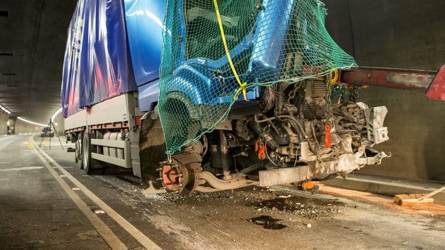 Nach dem tödlichen Zusammenstoß: Die Front des Lkw ist völlig zerfetzt.