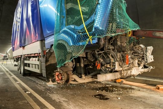 Nach dem tödlichen Zusammenstoß: Die Front des Lkw ist völlig zerfetzt.