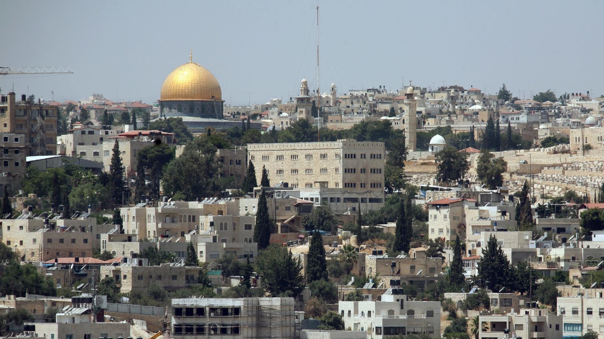 Blick auf Ostjerusalem mit der Altstadt und dem Felsendom.