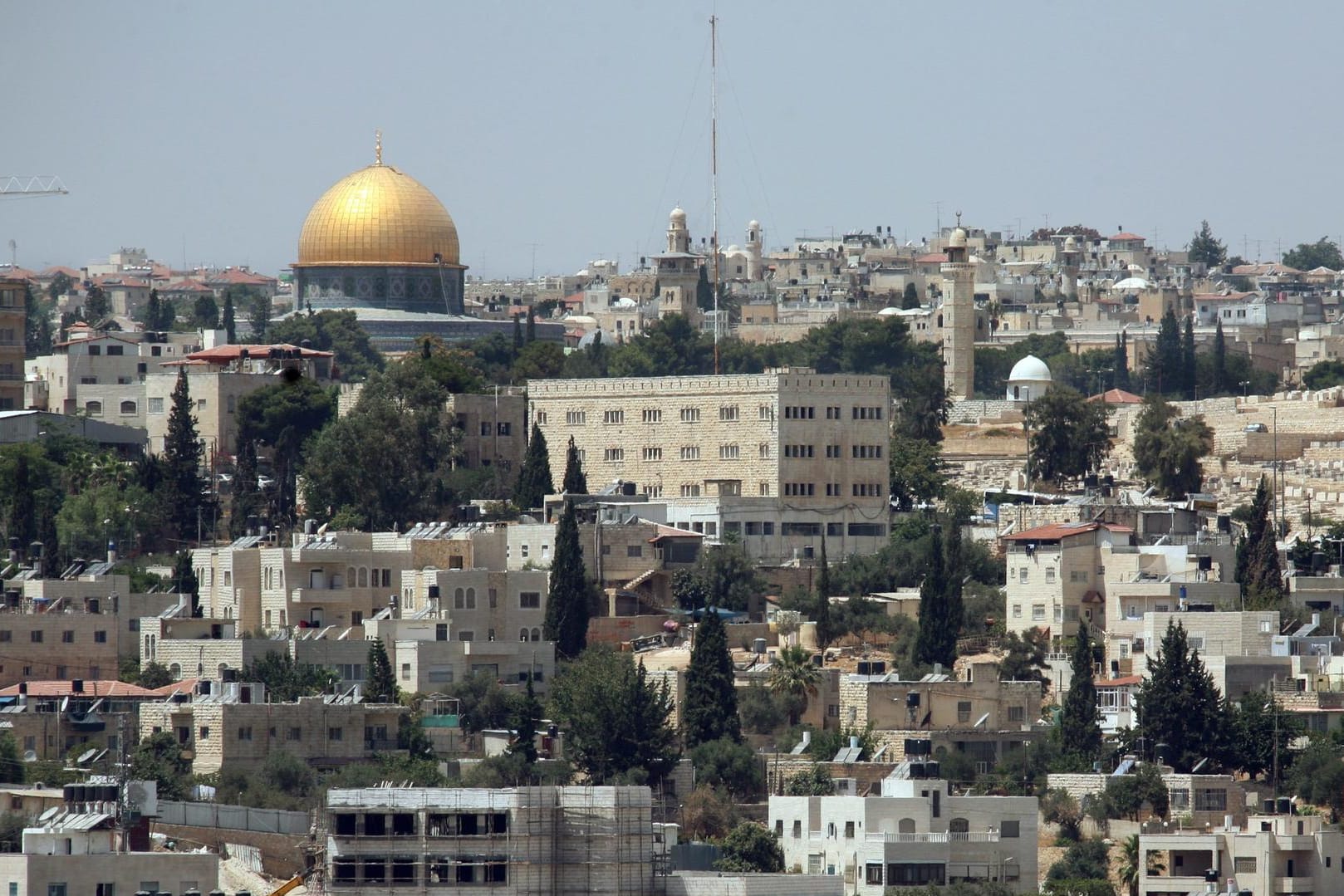 Blick auf Ostjerusalem mit der Altstadt und dem Felsendom.