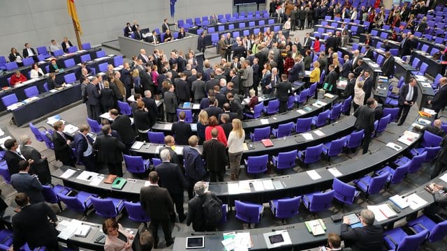 Abstimmung über die eigene Gehaltserhöhung: Die Bundestagsabgeordneten beschließen die automatische Anpassung ihrer Diäten. Abstimmung über die eigene Gehaltserhöhung: Die Bundestagsabgeordneten beschließen die automatische Anpassung ihrer Diäten.