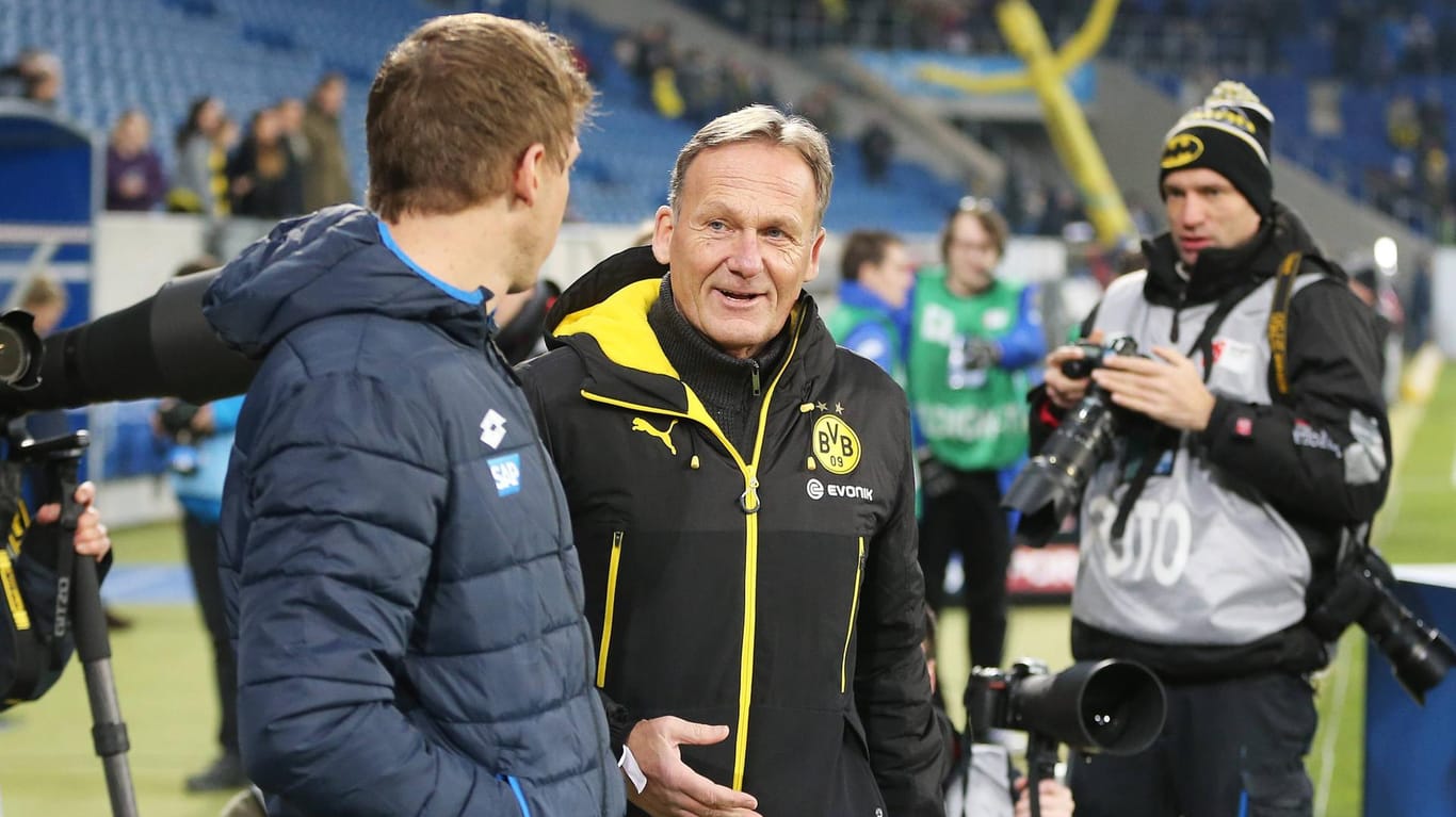 BVB-Boss Hans-Joachim Watzke begrüßt Hoffenheim-Trainer Julian Nagelsmann im Ligaspiel im Dezember 2016.