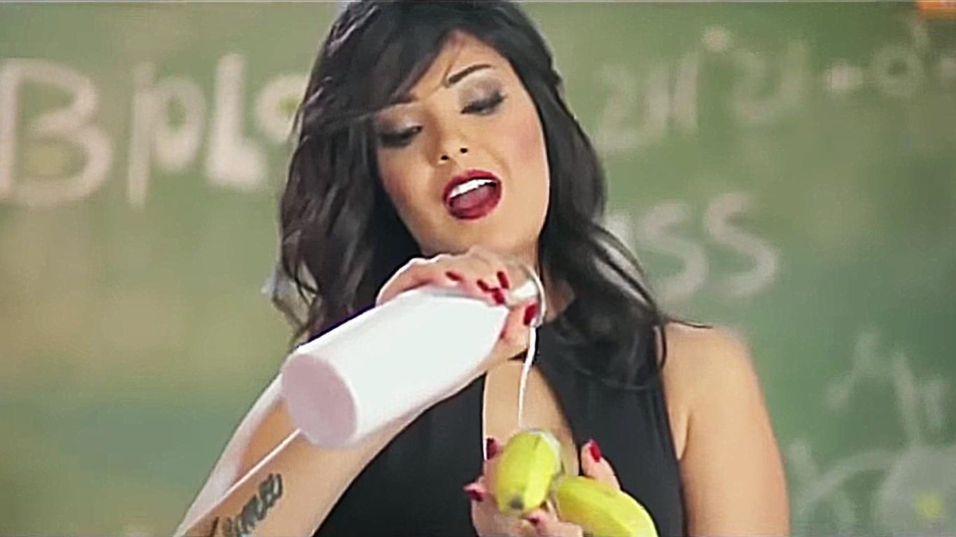 Freizügiges Musikvideo: Die ägyptische Popsängerin Shyma tritt vor einer Klasse in Unterwäsche auf und isst anzüglich eine Banane.