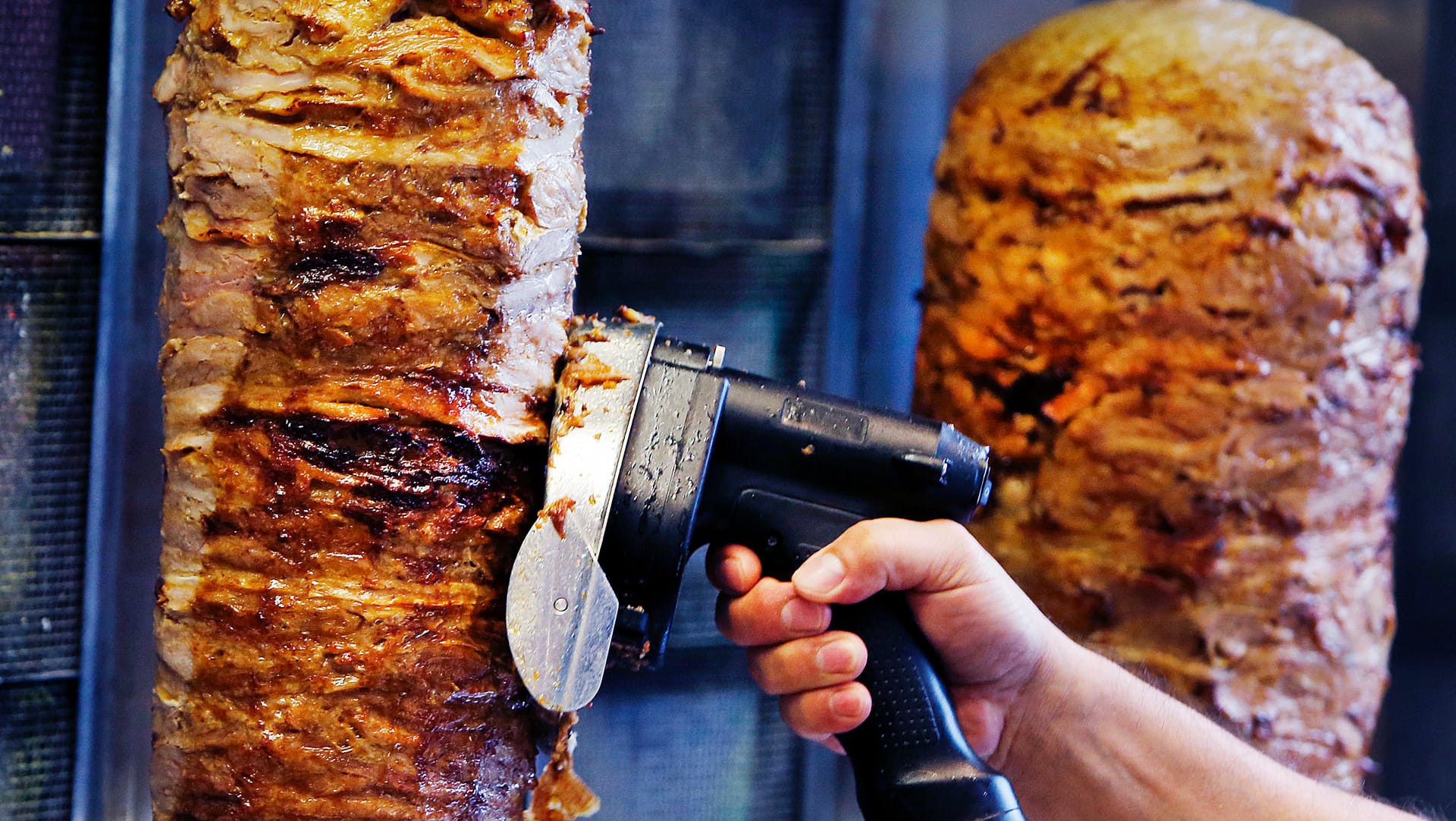 Ohne Phosphat würde Dönerfleisch am Spieß zerfallen. In Deutschland wurde das Mittel bislang toleriert, nun ist es explizit erlaubt.