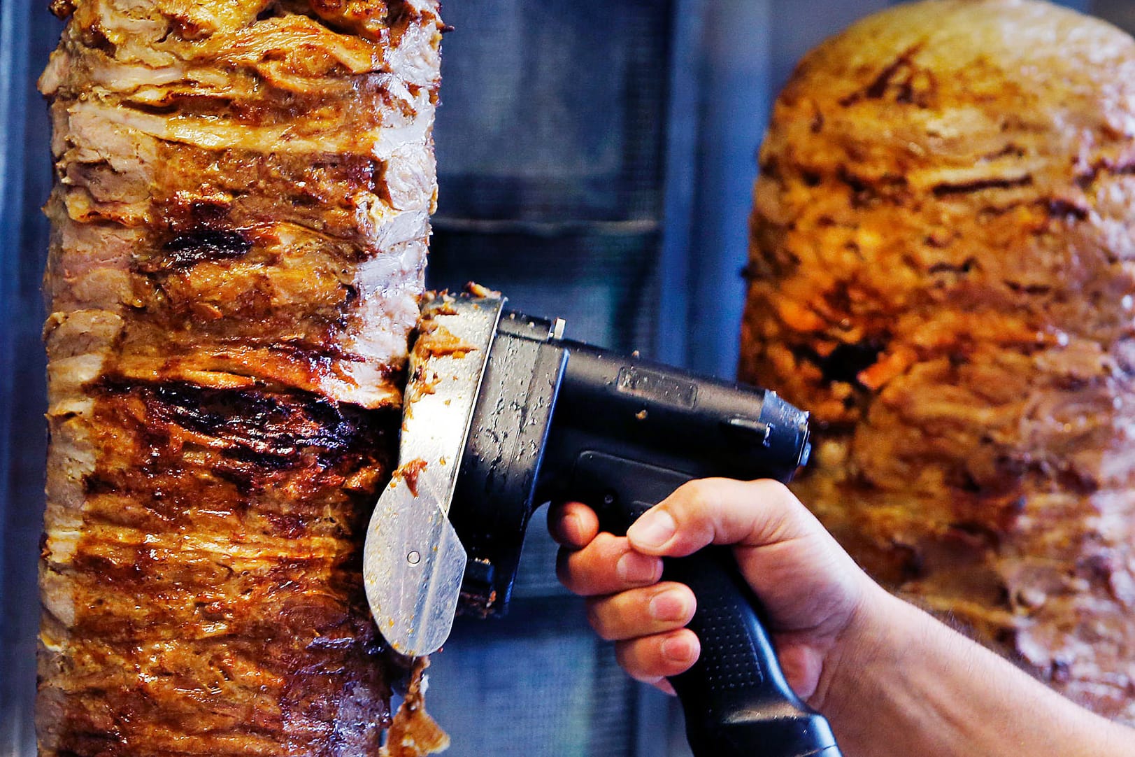 Ohne Phosphat würde Dönerfleisch am Spieß zerfallen. In Deutschland wurde das Mittel bislang toleriert, nun ist es explizit erlaubt.