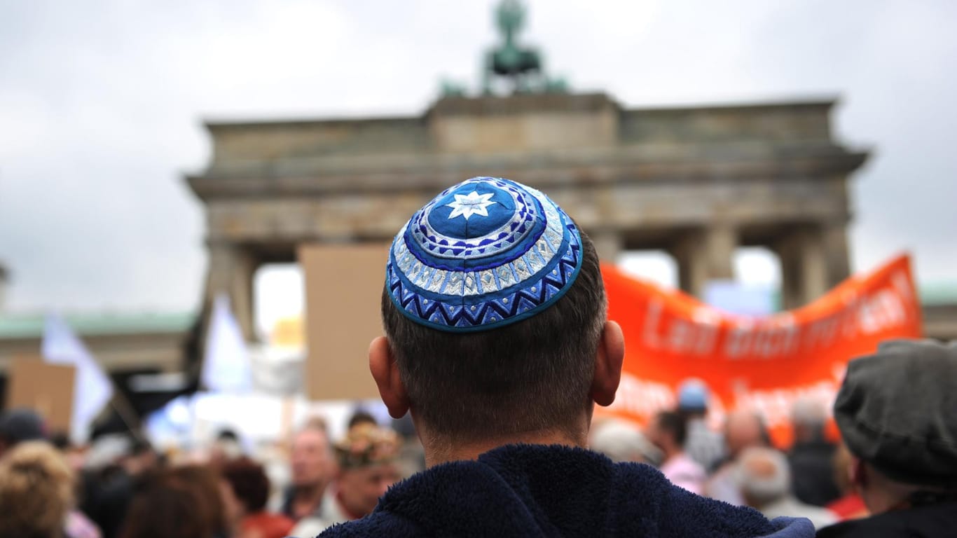 Antisemitismus: Szene einer Kundgebung gegen Judenhass vor dem Brandenburger Tor in Berlin.