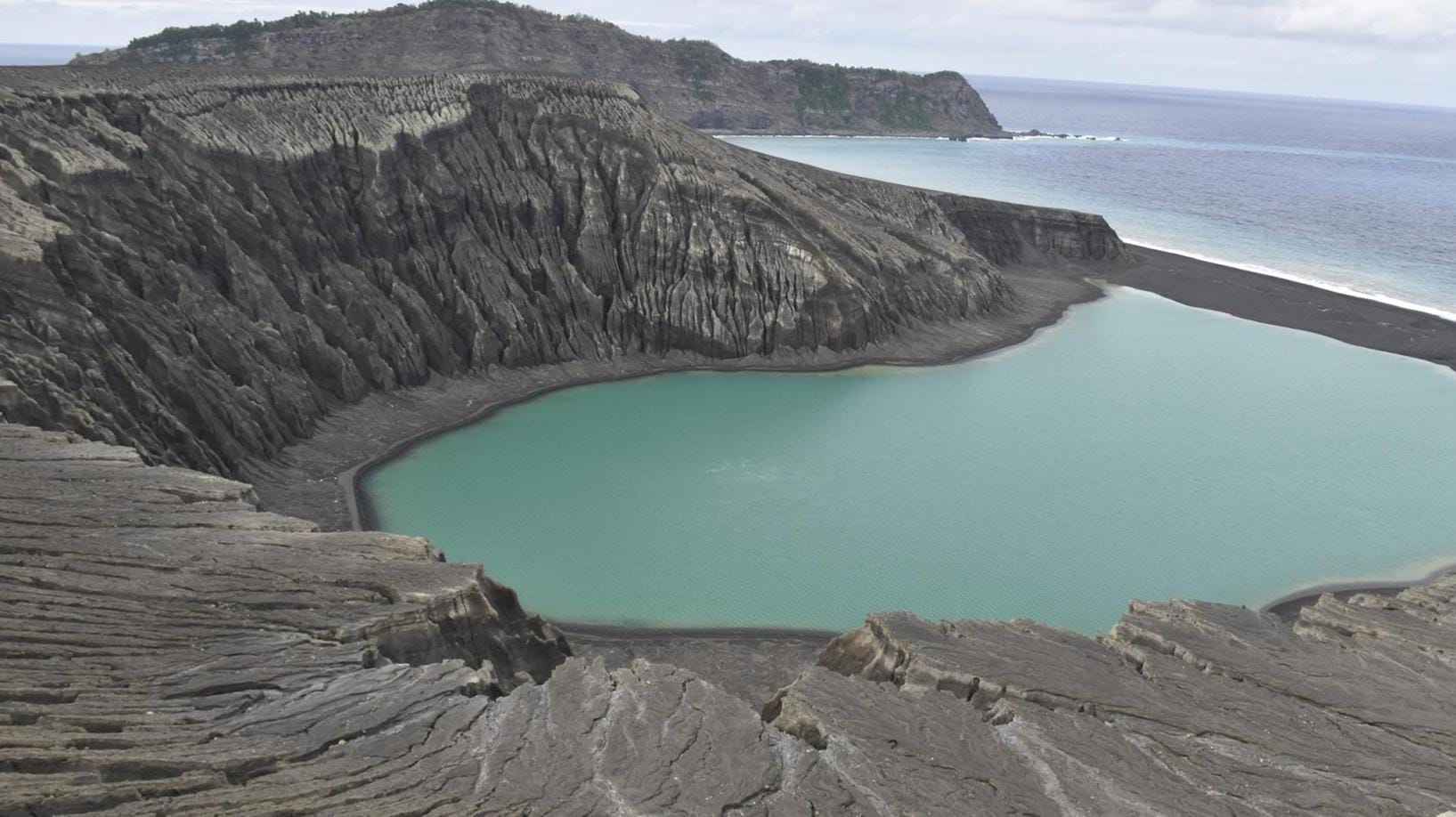 Die Insel Hunga Tonga Hunga Ha'apa ist erst vor wenigen Jahren durch vulkanische Aktivität entstanden. Die Insel Hunga Tonga Hunga Ha'apa ist erst vor wenigen Jahren durch vulkanische Aktivität entstanden.
