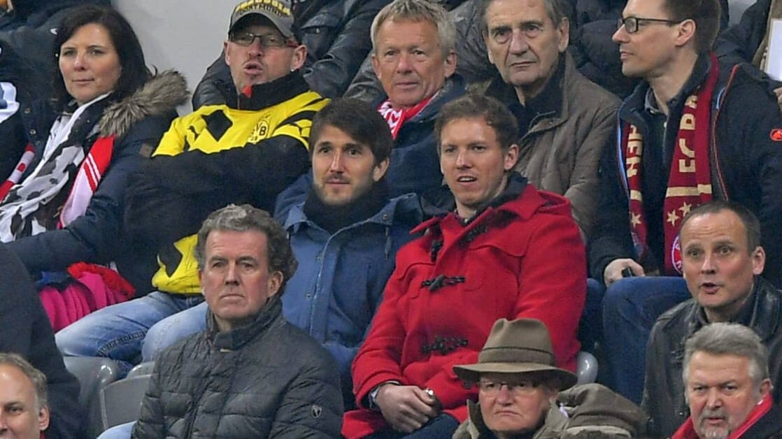 Mit diesem Mantel sorgte Trainer Julian Nagelsmann für Aufsehen. Er galt als Trainerkandidat beim FC Bayern und tauchte im April beim Pokal-Halbfinale des Rekordmeisters gegen Dortmund in Rot auf der Tribüne auf.