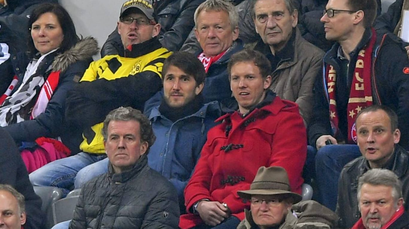 Mit diesem Mantel sorgte Trainer Julian Nagelsmann für Aufsehen. Er galt als Trainerkandidat beim FC Bayern und tauchte im April beim Pokal-Halbfinale des Rekordmeisters gegen Dortmund in Rot auf der Tribüne auf.