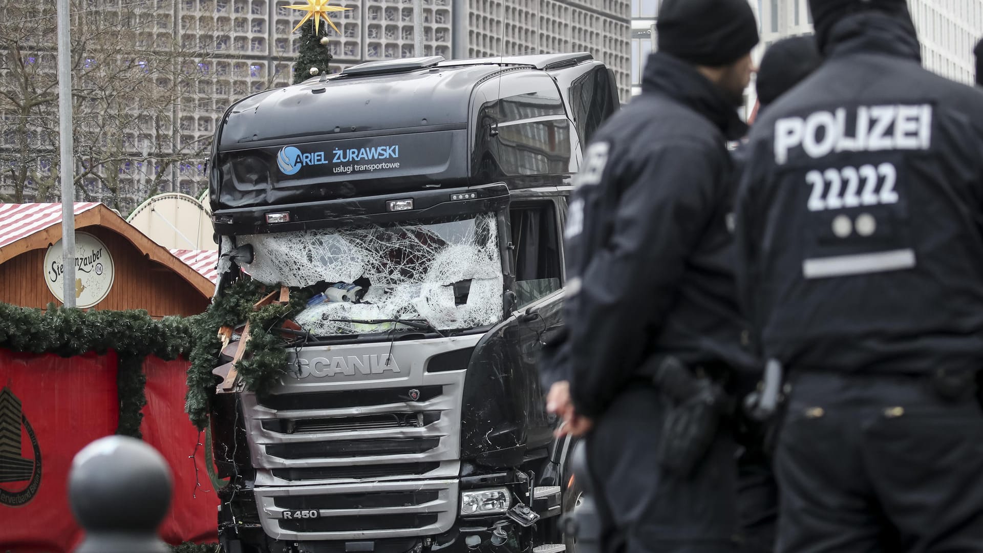 Polizeibeamte nach dem Anschlag am Tatort.