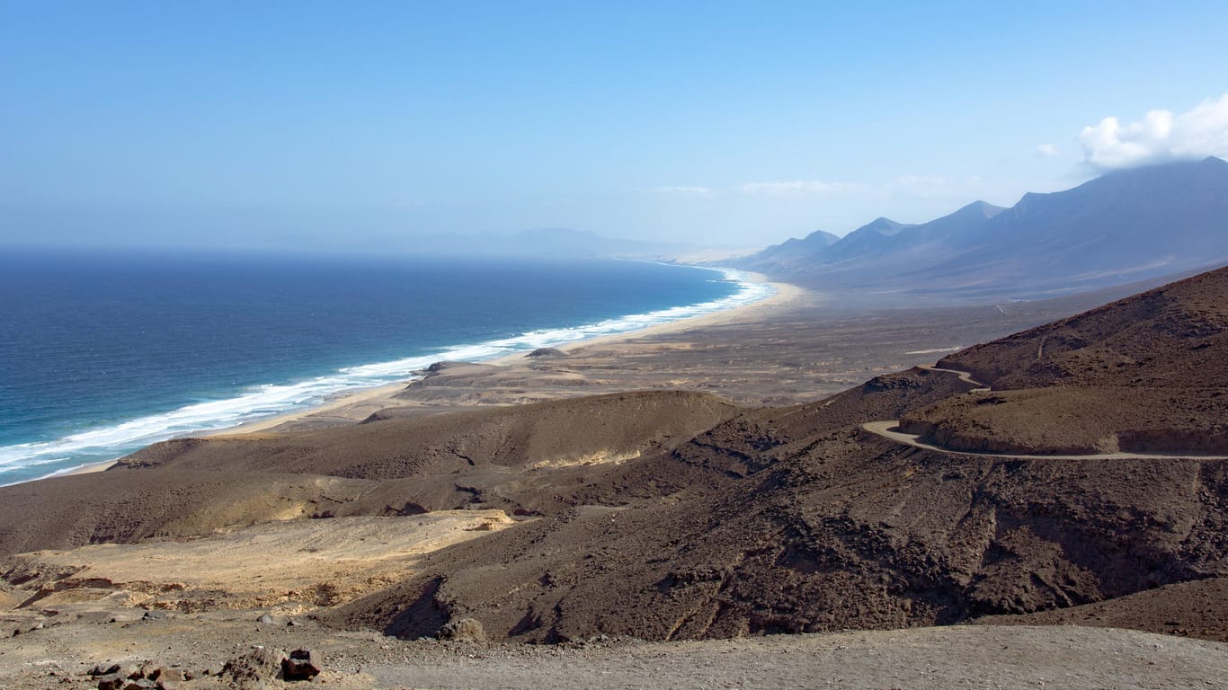 Karge Schönheit: Panorama der Halbinsel Jandia auf der kanarischen Insel Fuerteventura.