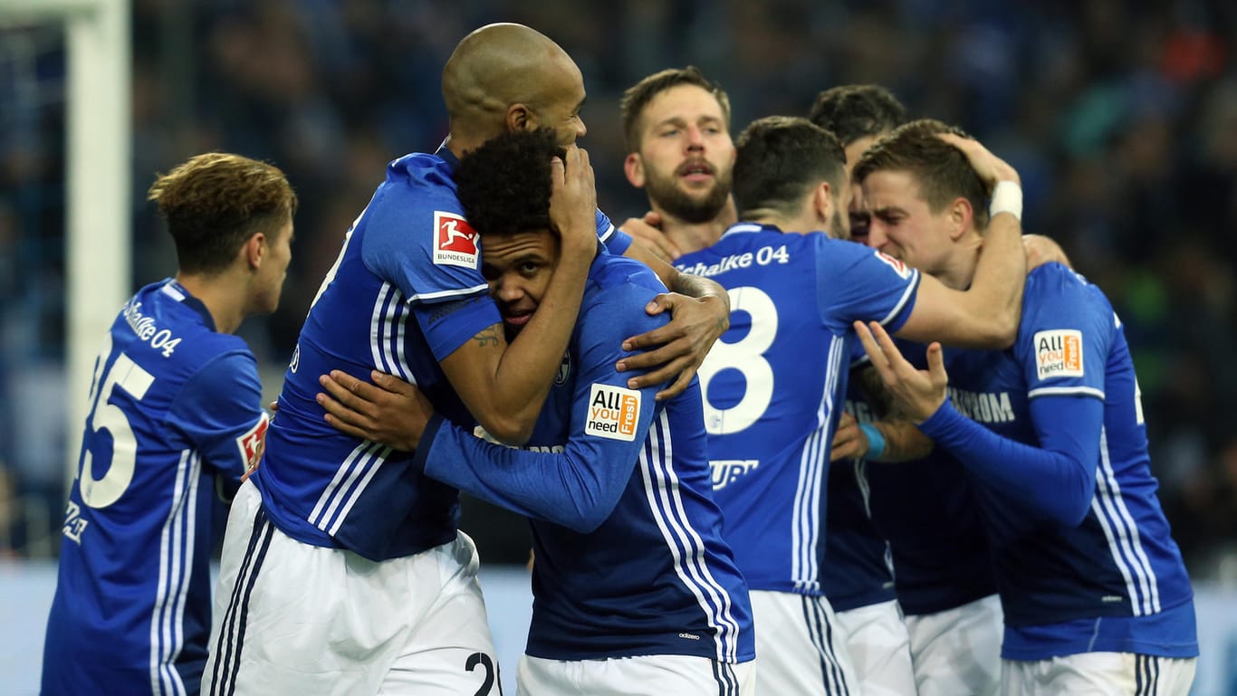 Die Spieler von Schalke bejubeln das 2:0 gegen Augsburg.