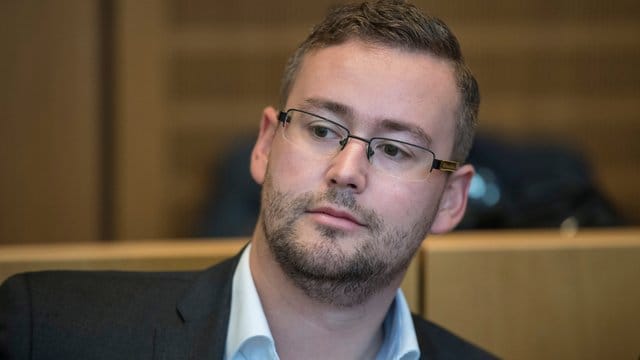 Münzenmaier war wegen der Beteiligung an einem Überfall auf Fußball-Fans zu einer sechsmonatigen Bewährungsstrafe verurteilt worden. Münzenmaier war wegen der Beteiligung an einem Überfall auf Fußball-Fans zu einer sechsmonatigen Bewährungsstrafe verurteilt worden.