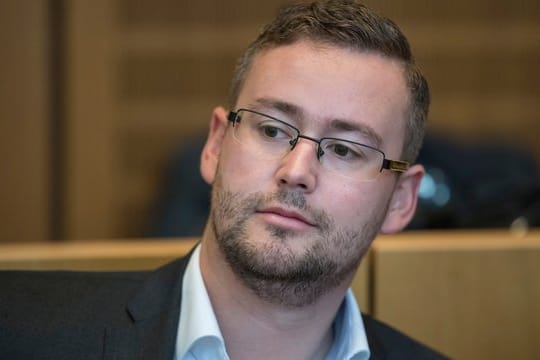 Münzenmaier war wegen der Beteiligung an einem Überfall auf Fußball-Fans zu einer sechsmonatigen Bewährungsstrafe verurteilt worden.