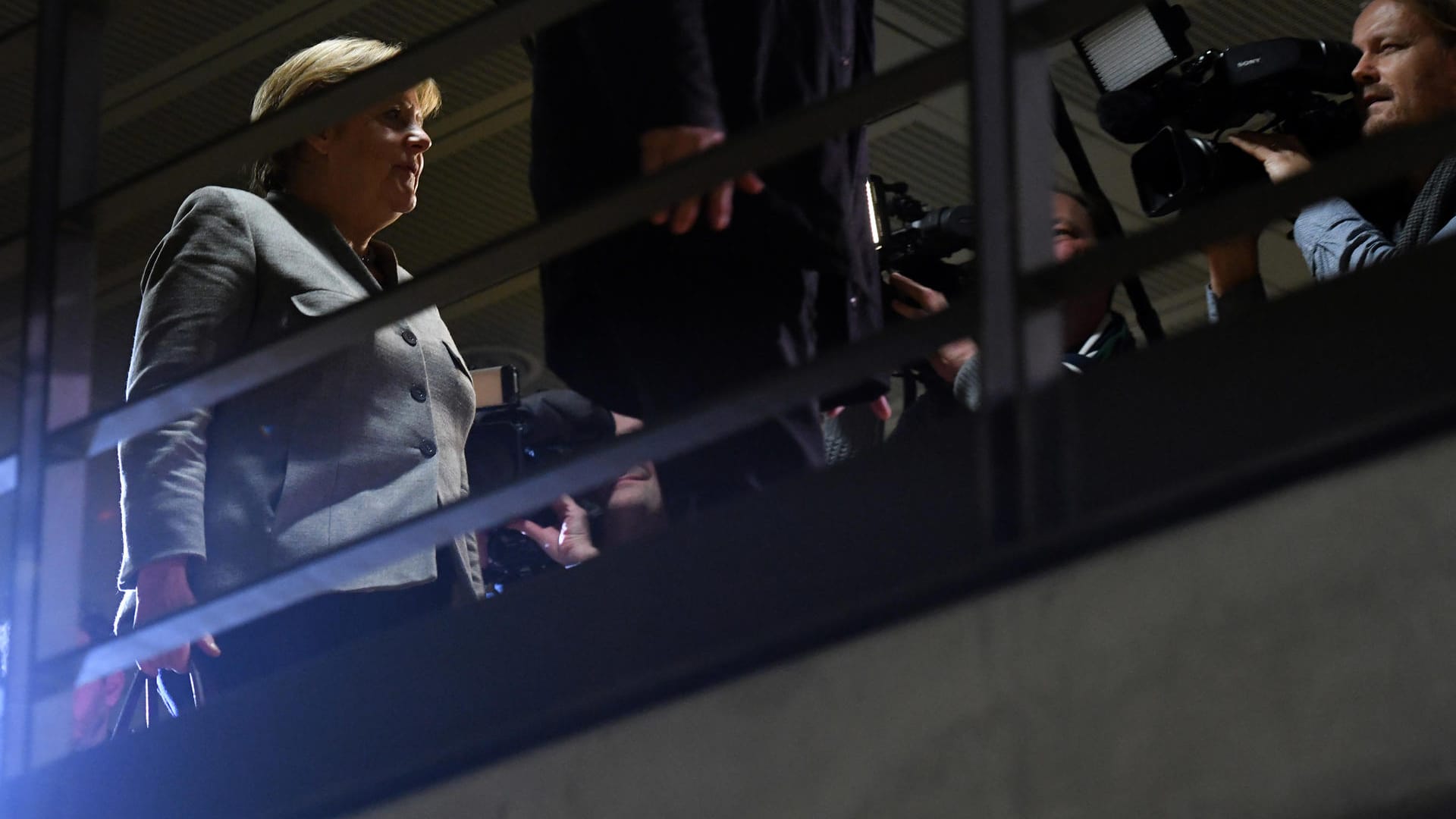 CDU-Vorsitzende Angela Merkel: Kurz nach dem Treffen mit Schulz und Seehofer heißt es, die Union wolle rasche Sondierungen – die SPD will aber erst beraten. CDU-Vorsitzende Angela Merkel: Kurz nach dem Treffen mit Schulz und Seehofer heißt es, die Union wolle rasche Sondierungen – die SPD will aber erst beraten.