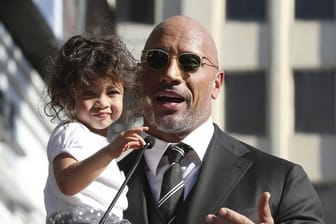 Die Familie sei ihm das Wichtigste, meint Dwayne Johnson, der mit Töchterchen Jasmine auf dem Arm seine Dankesrede hält.