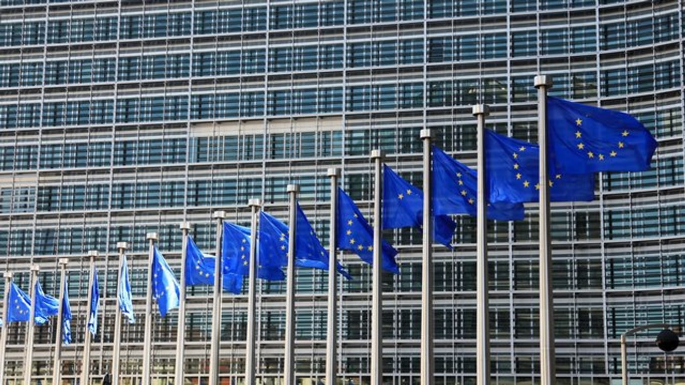 Fahnen wehen vor dem EU-Hauptquartier in Brüssel.