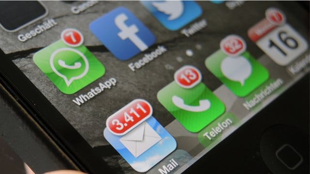 Jede Menge ungelesener Emails und Nachrichten: Viele wollen im neuen Jahr weniger auf ihr Handy blicken. Jede Menge ungelesener Emails und Nachrichten: Viele wollen im neuen Jahr weniger auf ihr Handy blicken.