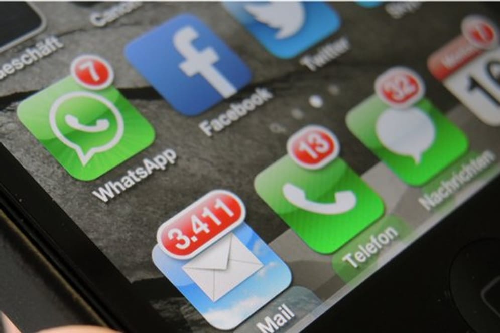 Jede Menge ungelesener Emails und Nachrichten: Viele wollen im neuen Jahr weniger auf ihr Handy blicken.