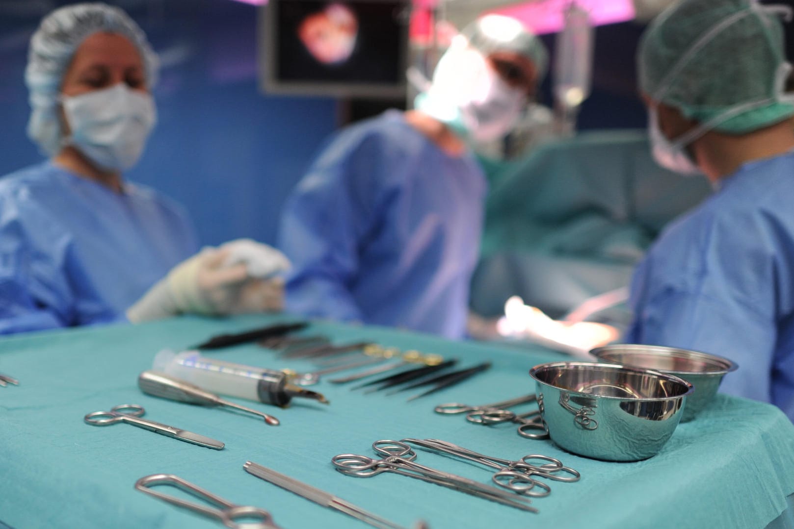 Die Staatsanwaltschaft wirft dem Arzt vor, gezielt unter Narkose stehende Patienten verletzt zu haben. (Symbolbild)