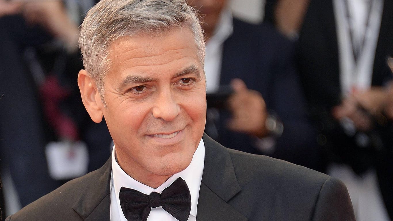 George Clooney: Der Hollywoodstar verteilte Kopfhörer im Flieger.