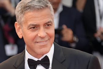 George Clooney: Der Hollywoodstar verteilte Kopfhörer im Flieger.