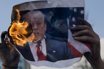 Feindbild Donald Trump: Ein palästinensischer Demonstrant verbrennt in Ramallah im Westjordanland ein Bild des US-Präsidenten.