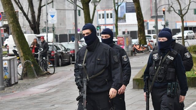 Polizisten führen in Berlin eine Razzia gegen ein Islamisten-Netzwerk durch. Polizisten führen in Berlin eine Razzia gegen ein Islamisten-Netzwerk durch.
