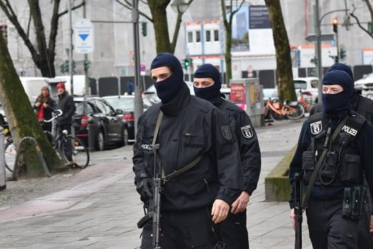 Polizisten führen in Berlin eine Razzia gegen ein Islamisten-Netzwerk durch.