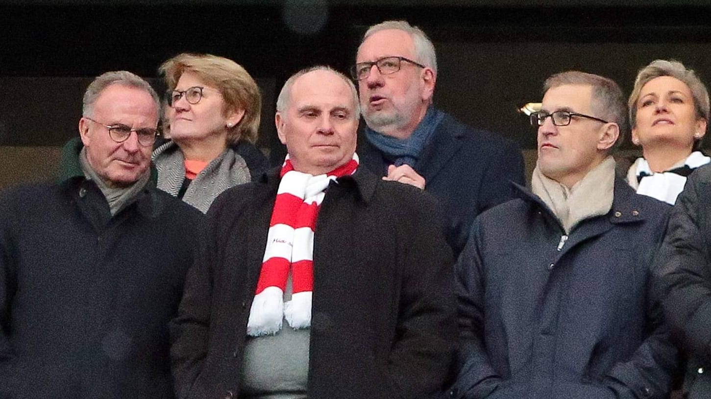 Uli Hoeneß im Bayern-Schal: Die Fans zählen den Präsidenten an.