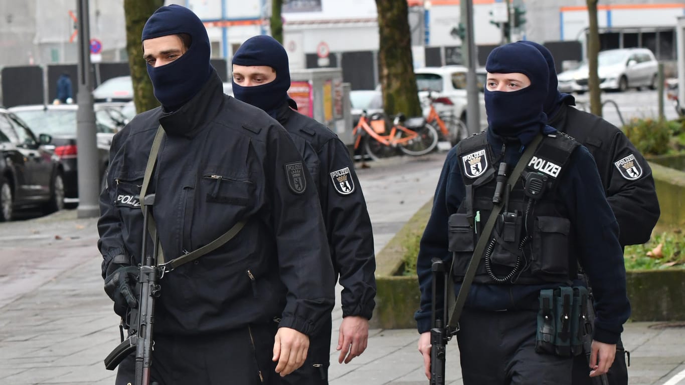 Die Polizei in Berlin ist mit einer größeren Razzia gegen die Islamistenszene vorgegangen.