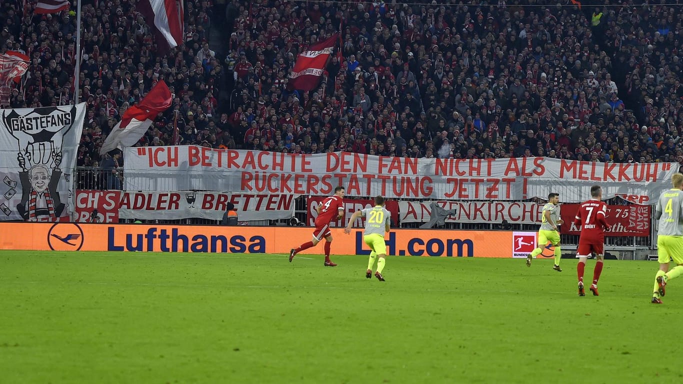 "'Ich betrachte den Fan nicht als Melkkuh!' Rückerstattung jetzt." Eine klare Ansage der Bayern Fans.