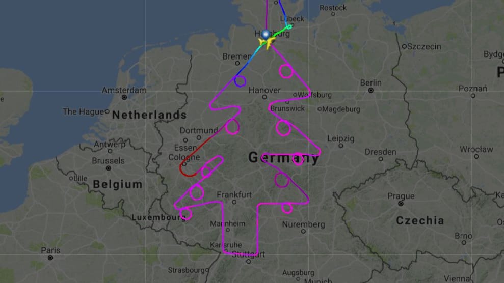 Die Streckenkarte von flightradar24 zeigt den fast perfekten Tannenbaum über Deutschland.