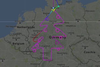 Die Streckenkarte von flightradar24 zeigt den fast perfekten Tannenbaum über Deutschland.