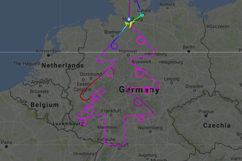 Die Streckenkarte von flightradar24 zeigt den fast perfekten Tannenbaum über Deutschland. Die Streckenkarte von flightradar24 zeigt den fast perfekten Tannenbaum über Deutschland.