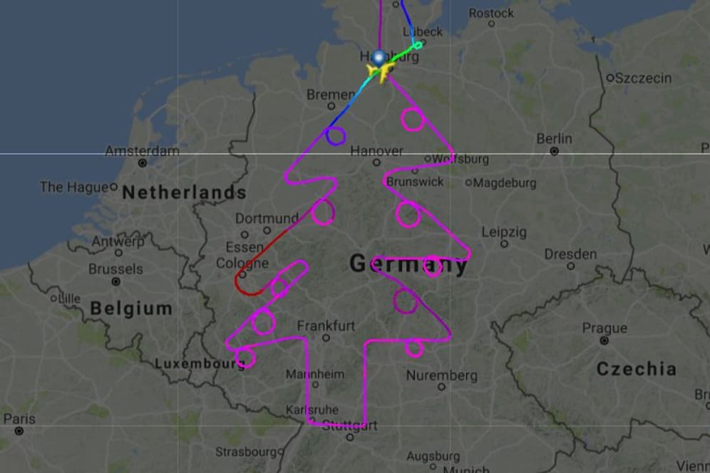 Die Streckenkarte von flightradar24 zeigt den fast perfekten Tannenbaum über Deutschland.