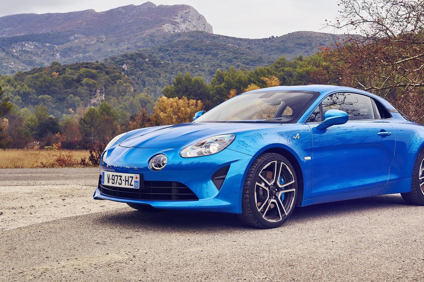 Die neue Alpine A110 lehnt sich formal durchaus an ihren Vorgänger an und kommt in einer Startauflage ab Frühjahr zu den Kunden.