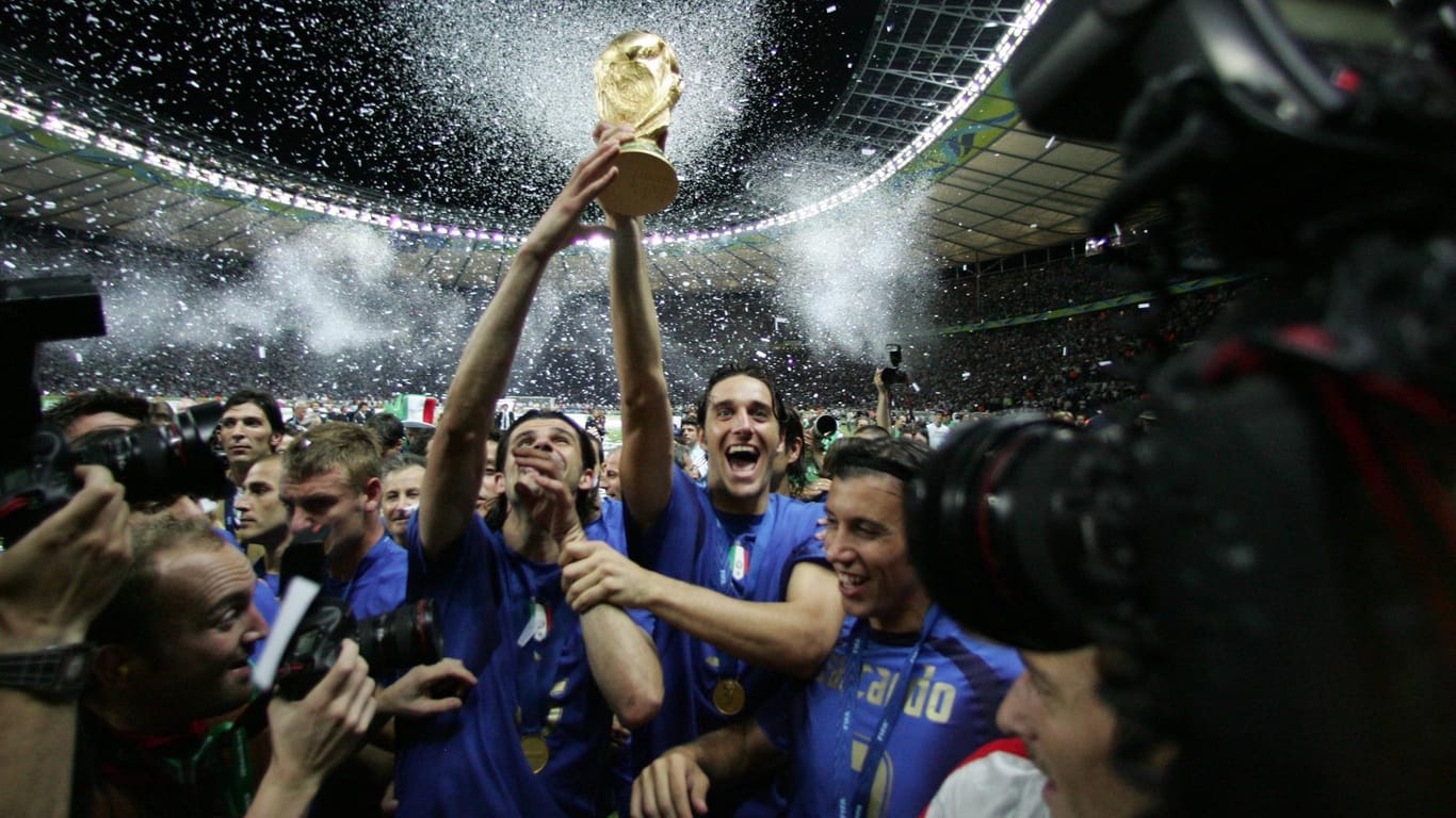 Größter Erfolg 2006: Toni (m.) streckt mit Sturmkollege Vincenzo Iaquinta den WM-Pokal in den Berliner Nachthimmel.
