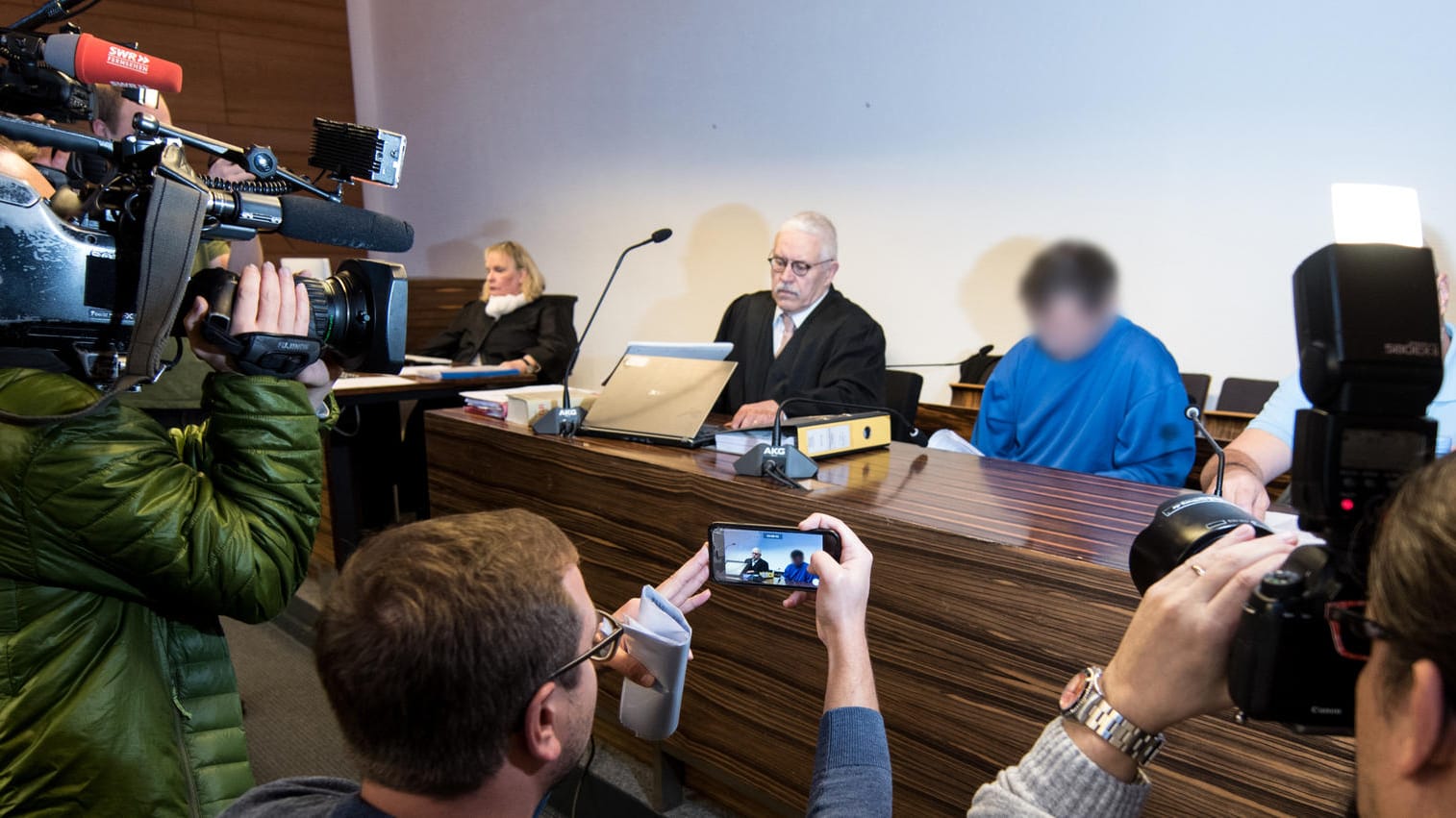 Der Angeklagte soll Anfang November 2016 eine 27 Jahre alte Joggerin in Endingen vergewaltigt und getötet haben. Der Angeklagte soll Anfang November 2016 eine 27 Jahre alte Joggerin in Endingen vergewaltigt und getötet haben.