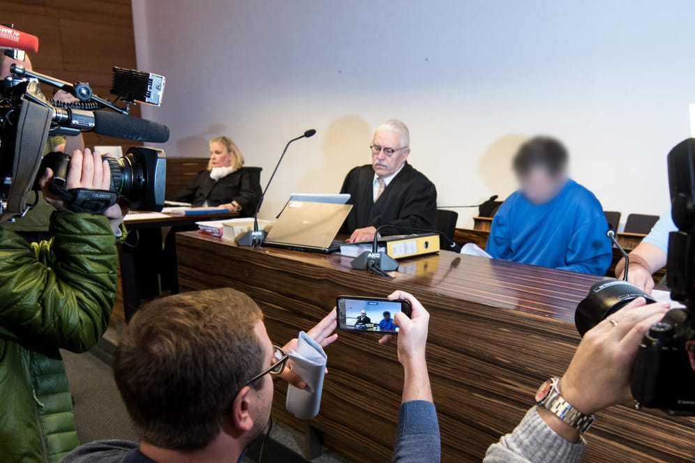 Der Angeklagte soll Anfang November 2016 eine 27 Jahre alte Joggerin in Endingen vergewaltigt und getötet haben.