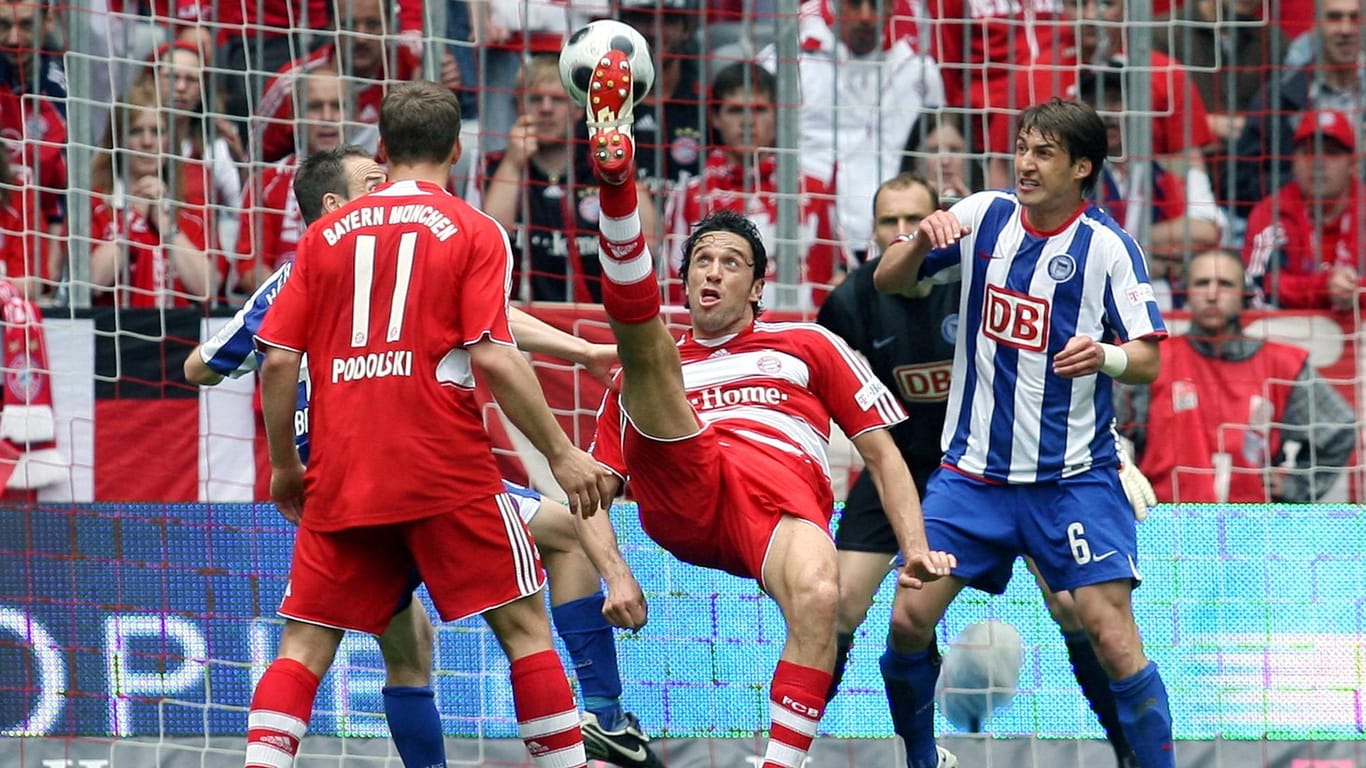 Strafraumstürmer: Luca Toni (m.) in Aktion für den FC Bayern 2008.