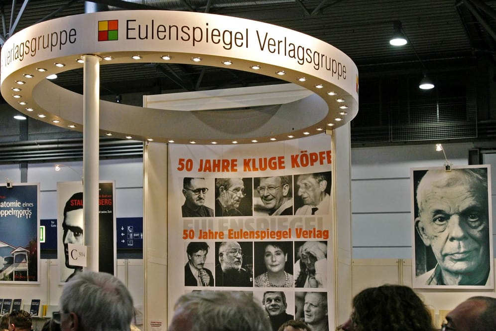 Der Messestand der Eulenspiegel Verlagsgruppe auf der Leipziger Buchmesse im Jahre 2004.